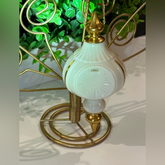 Lenox China 1984 Annual Christmas Ornament - Picture 1 of 4